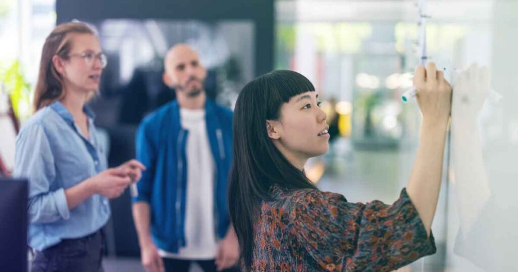 Wie Weiterbildungsangebote die Fluktuation senken können: Häufig gestellte Fragen (FAQs)